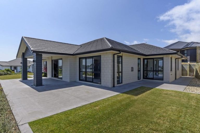 Photo of property in 2 Oakmont Crescent, Waiwhakaiho, New Plymouth, 4312
