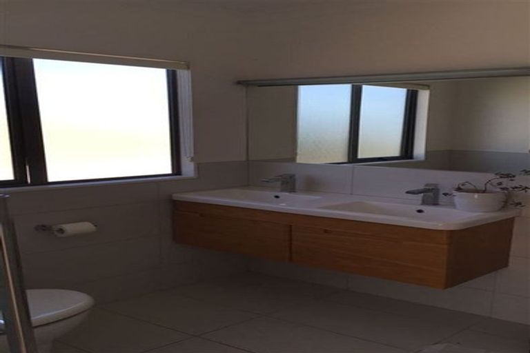 Photo of property in 73 Dress Circle, Newlands, Wellington, 6037