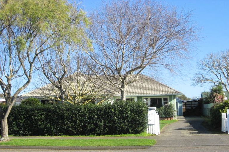 Photo of property in 37 Queenwood Road, Levin, 5510