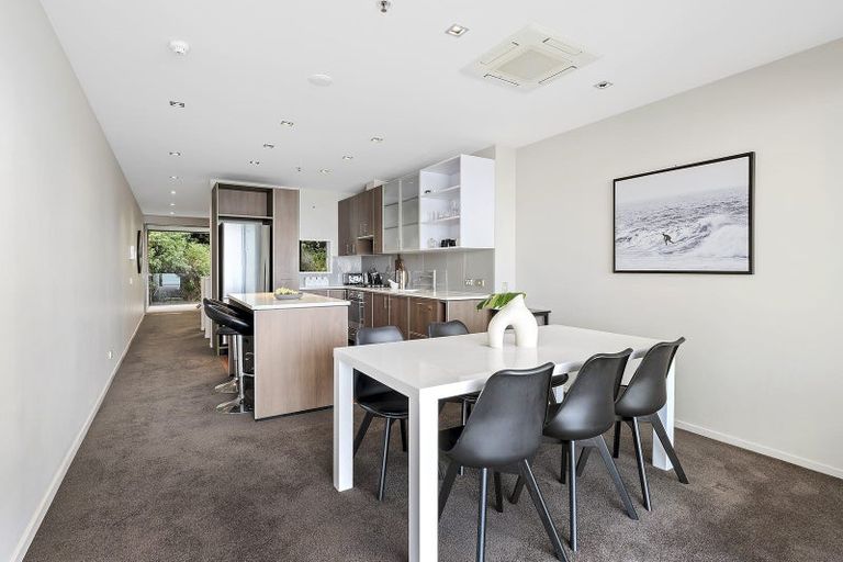 Photo of property in Patent 326 Apartments, 207s/326 Evans Bay Parade, Hataitai, Wellington, 6021