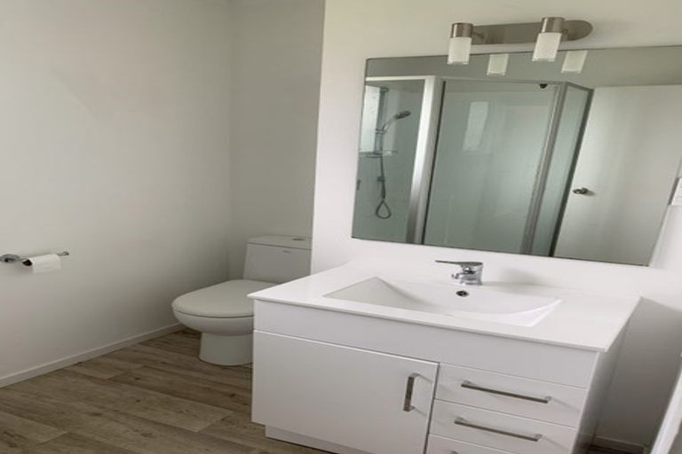 Photo of property in 31 Fitzherbert Avenue, West Harbour, Auckland, 0618