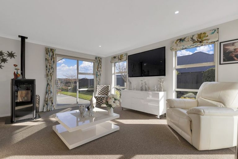 Photo of property in 12 Lewis Close, Rangiora, 7400