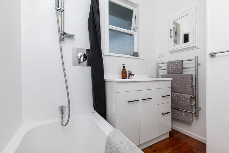 Photo of property in 2 Meadow Crescent, Te Atatu South, Auckland, 0602