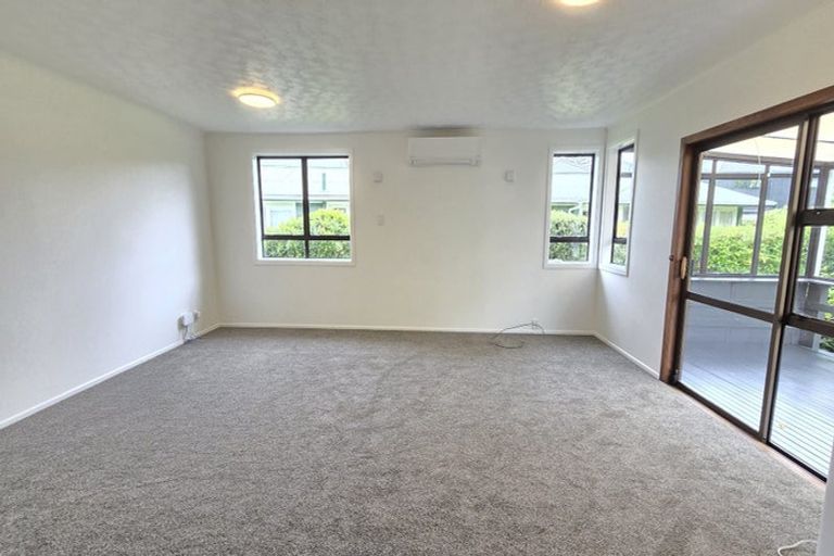 Photo of property in 16 Enderby Drive, Te Atatu Peninsula, Auckland, 0610
