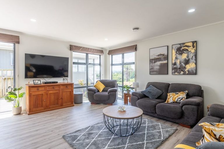 Photo of property in 42 Kenepuru Drive, Tawa, Wellington, 5028