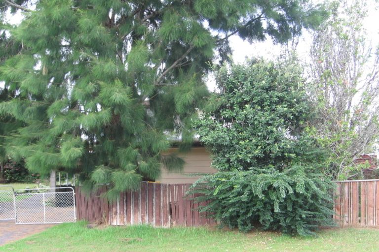 Photo of property in 32 Chilcott Road, Henderson, Auckland, 0612