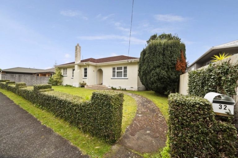 Photo of property in 32 Victoria Road, New Plymouth, 4310