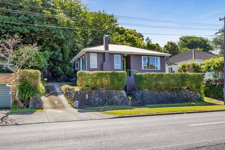 Photo of property in 27 Seaview Road, Marfell, New Plymouth, 4310