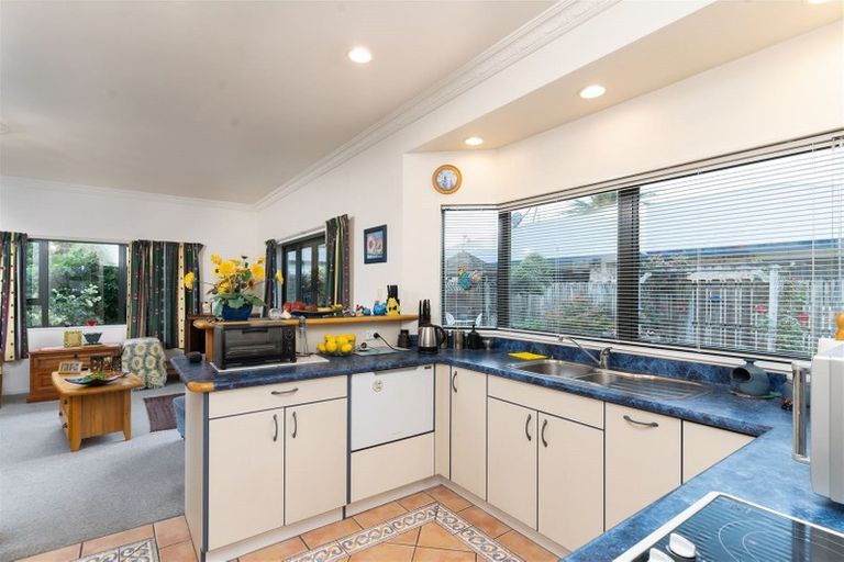 Photo of property in 1 Oak View Place, Greytown, 5712