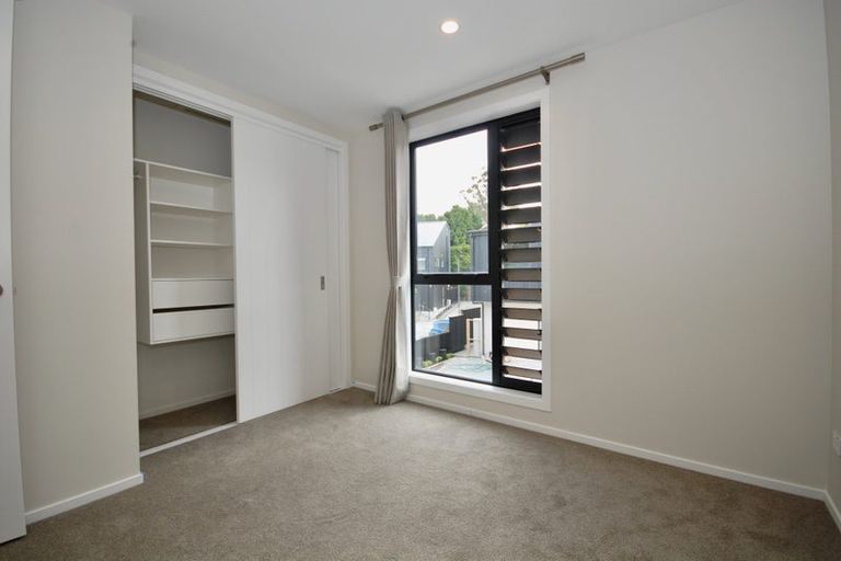 Photo of property in 41e Camelot Place, Glenfield, Auckland, 0629