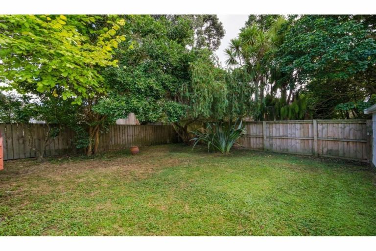 Photo of property in 2/3 Talavera Place, Te Atatu South, Auckland, 0602