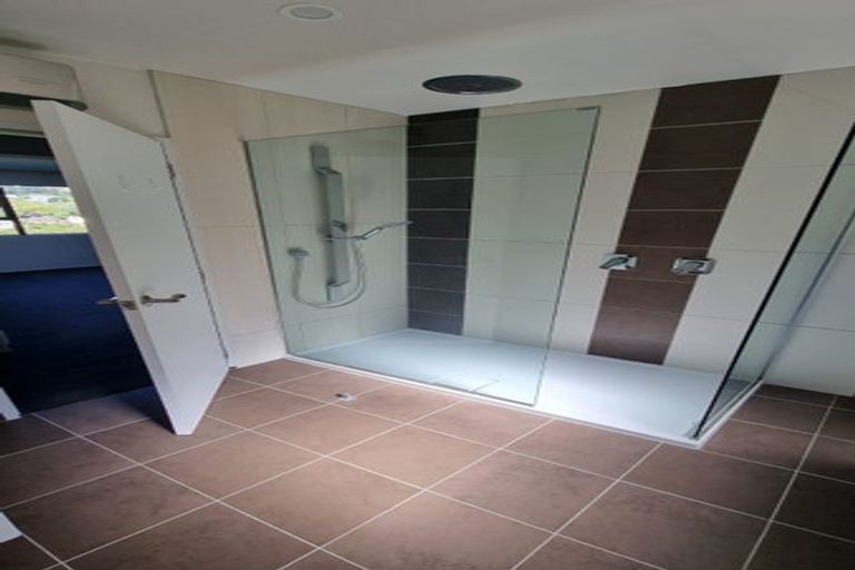 Photo of property in 2/29 Cheltenham Terrace, Newlands, Wellington, 6037