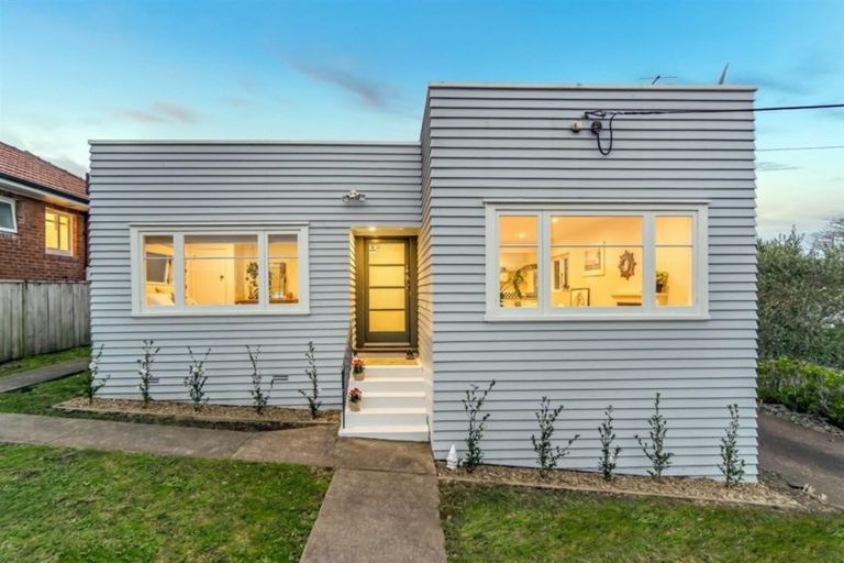 Photo of property in 1/10 Coronation Street, Belmont, Auckland, 0622
