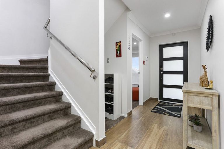 Photo of property in 4225d Great North Road, Glendene, Auckland, 0602