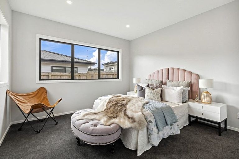 Photo of property in 11 Mcindoe Road, Kumeu, 0810