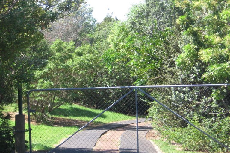 Photo of property in 2/3 Portal Place, Murrays Bay, Auckland, 0630