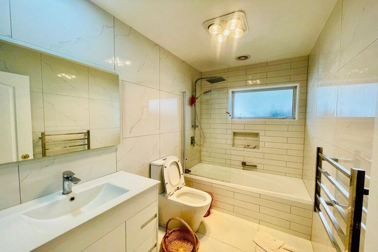 Photo of property in 25a Wairakei Street, Greenlane, Auckland, 1051