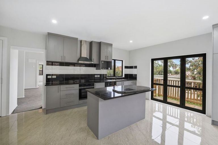 Photo of property in 5 Waiari Road, Conifer Grove, Takanini, 2112