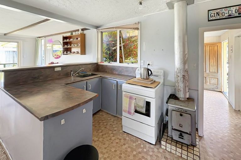 Photo of property in 33 Shortt Street, Foxton Beach, Foxton, 4815