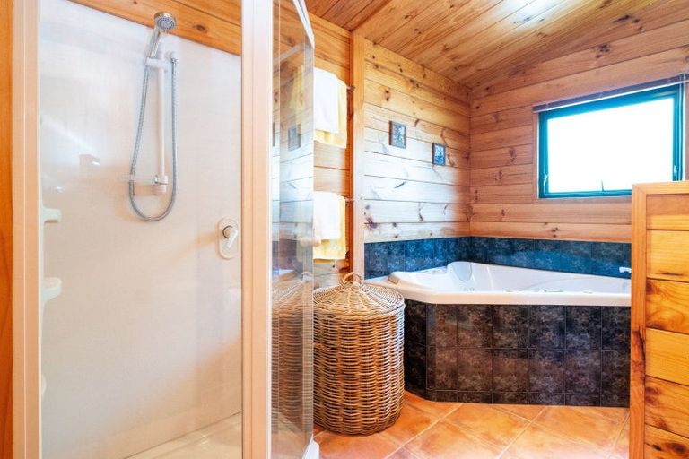 Photo of property in 12 Deakin Place, Clive, 4102