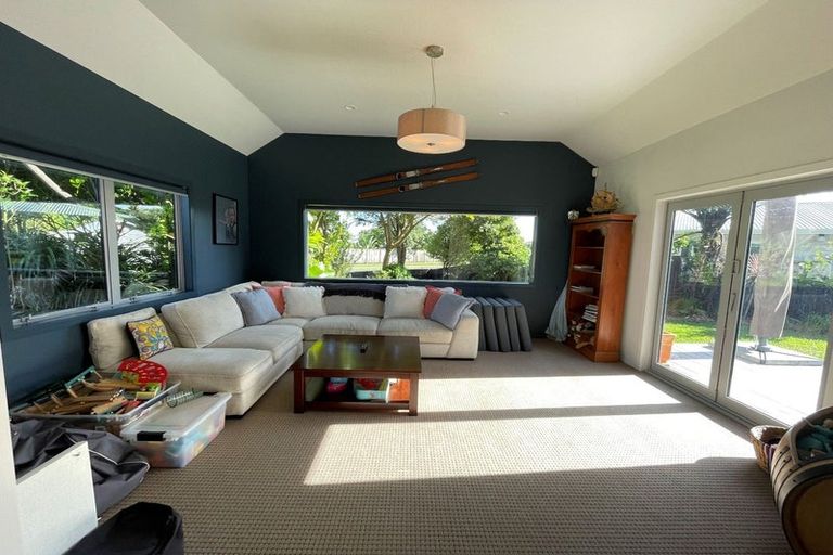 Photo of property in 15 Russell Drive, Oakura, 4314