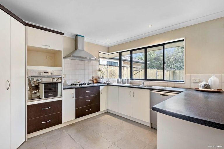 Photo of property in 16 Breon Place, Flat Bush, Auckland, 2016