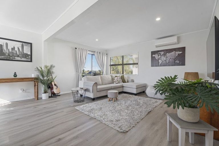 Photo of property in 27 Pohutukawa Avenue, Shelly Park, Auckland, 2014