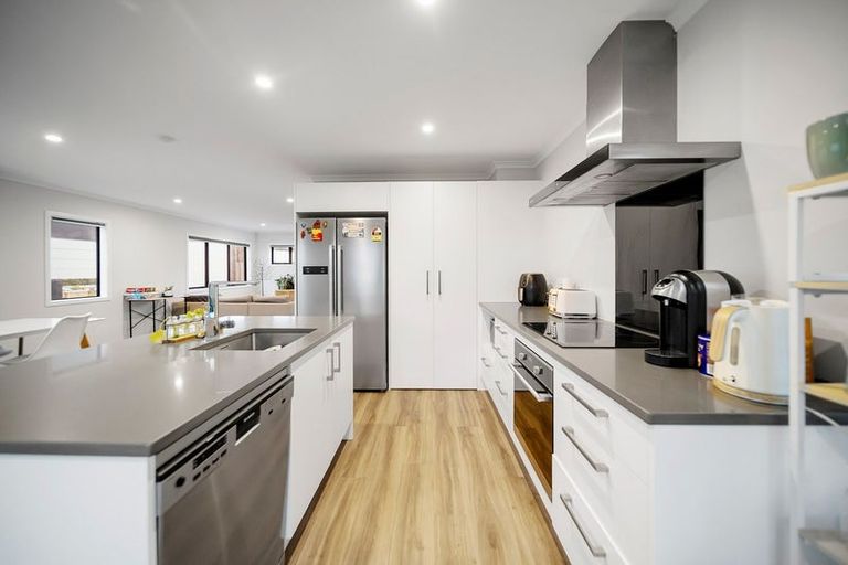 Photo of property in 29b Glanmire Road, Newlands, Wellington, 6037