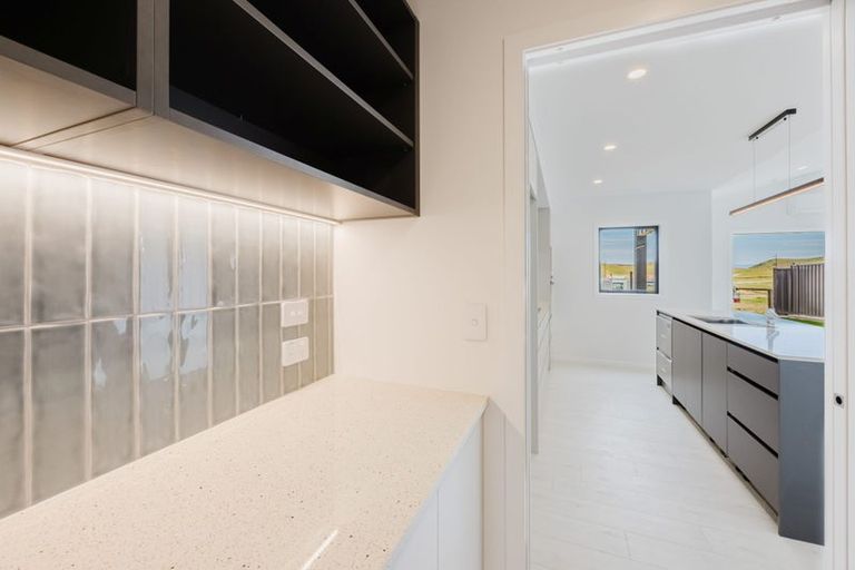 Photo of property in 14 Annie Aranui Drive, Poraiti, 4182