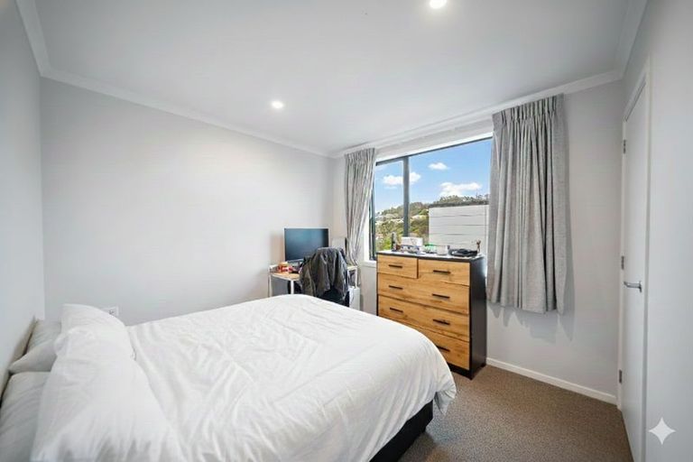 Photo of property in 29b Glanmire Road, Newlands, Wellington, 6037