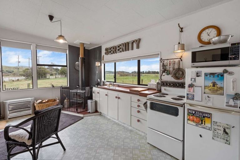 Photo of property in 5 Lakeside Road, Hinahina, Owaka, 9586