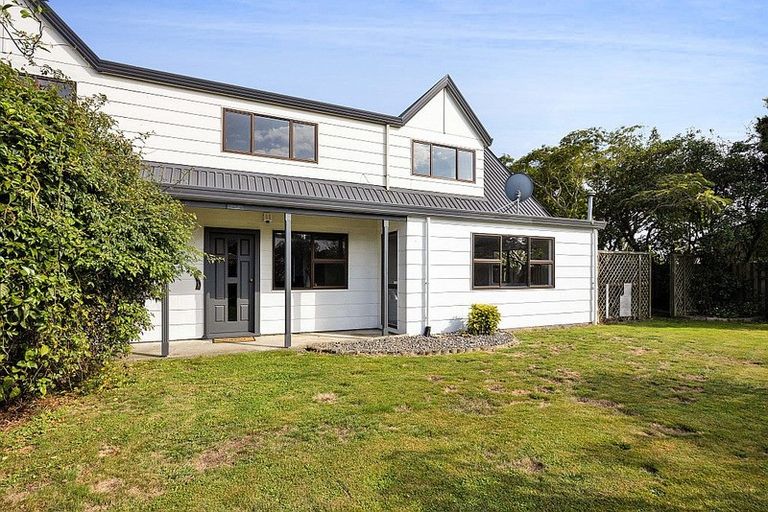 Photo of property in 11 Finer Place, Hawera, 4610