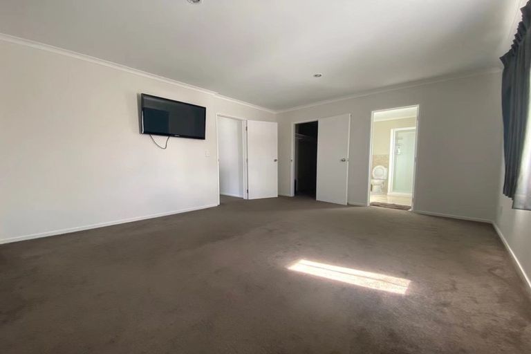 Photo of property in 16 Andover Way, Goodwood Heights, Auckland, 2105