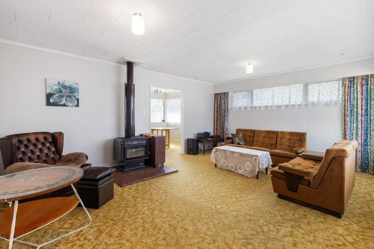 Photo of property in 28 Edgecombe Street, Newlands, Wellington, 6037