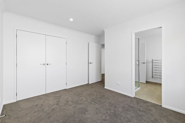 Photo of property in 2/85a Atkinson Road, Titirangi, Auckland, 0604