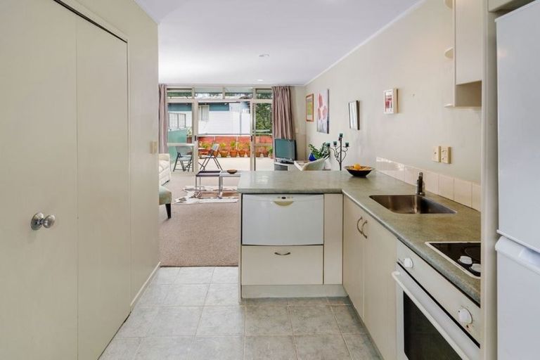 Photo of property in 2b/20 Ian Marwick Place, Birkenhead, Auckland, 0626