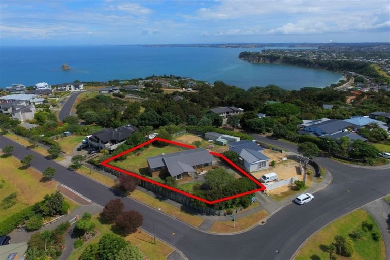 Photo of property in 113 Roberts Road, Matakatia, Whangaparaoa, 0930