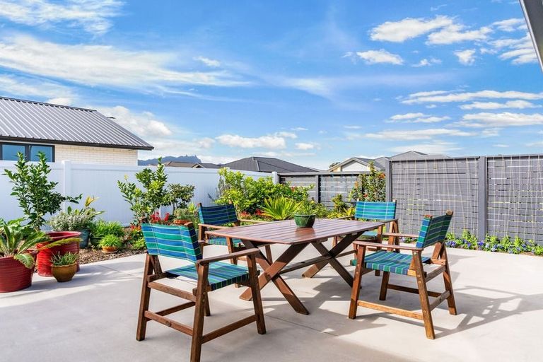 Photo of property in 98 Kaurinui Crescent, One Tree Point, 0118