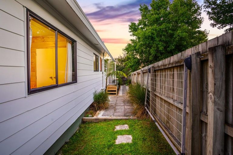 Photo of property in 2/22 Elizabeth Drive, West Harbour, Auckland, 0618