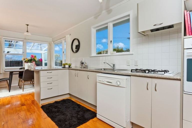 Photo of property in 2/52 Verran Road, Birkdale, Auckland, 0626