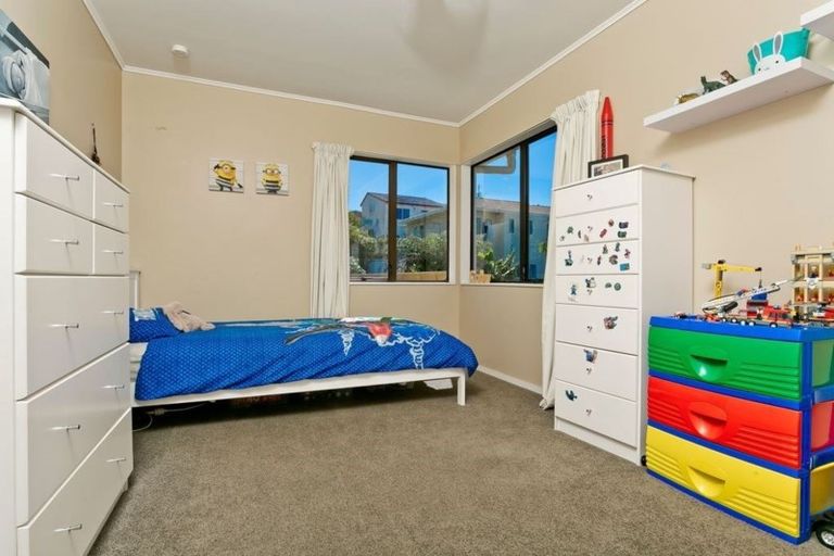 Photo of property in 2/12 Remus Place, Totara Vale, Auckland, 0629