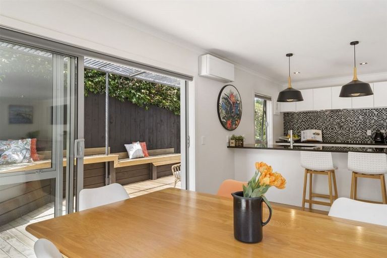 Photo of property in 7a Varlene Terrace, Forrest Hill, Auckland, 0620