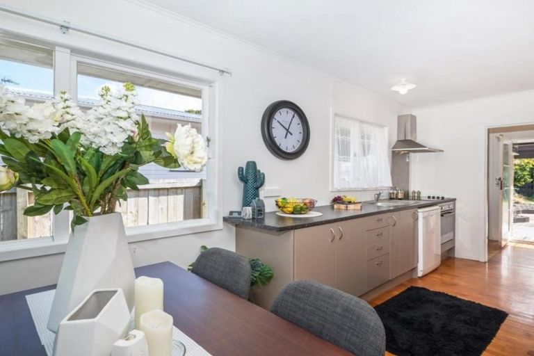 Photo of property in 6 Gill Avenue, Te Atatu Peninsula, Auckland, 0610