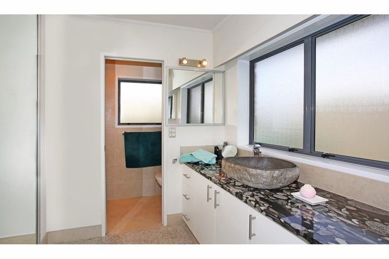 Photo of property in 48 Edgewater Parade, Waiuku, 2123