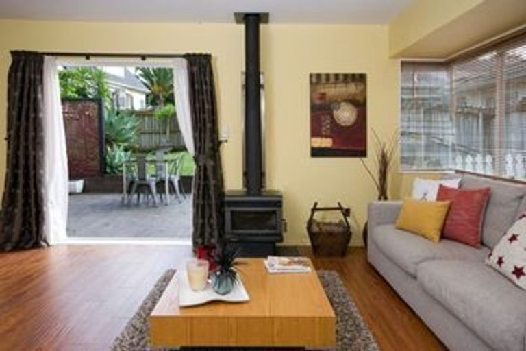 Photo of property in 1 Jay Court, Botany Downs, Auckland, 2010
