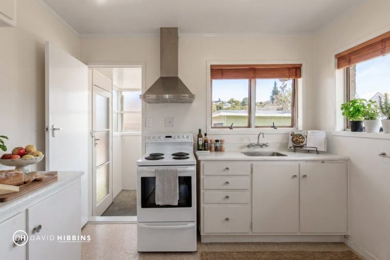 Photo of property in 2/16 Mannering Place, Hillcrest, Auckland, 0627