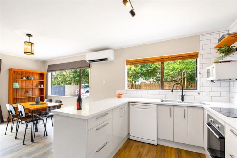 Photo of property in 2/123 Millbrook Road, Sunnyvale, Auckland, 0612
