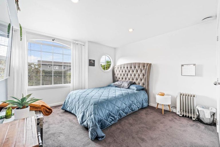Photo of property in 52 Rising Parade, Fairview Heights, Auckland, 0632
