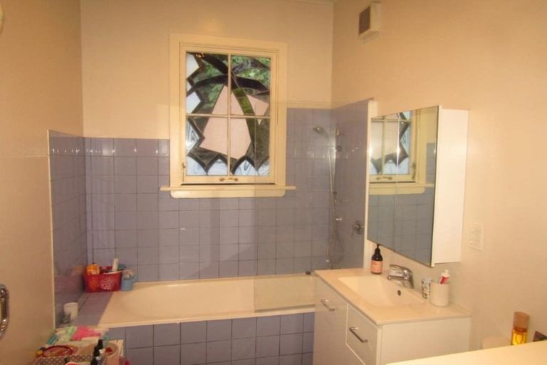 Photo of property in 28 Rangiora Avenue, Kaiwharawhara, Wellington, 6035