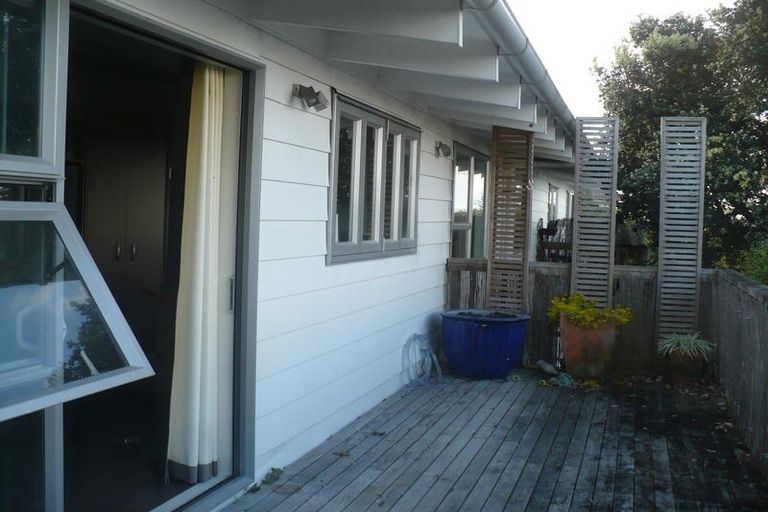 Photo of property in 1/1 Cron Avenue, Te Atatu South, Auckland, 0610